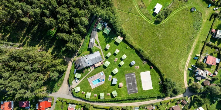 Chatka v kempu u Mariánek pro dva i rodinu: snídaně, bazén i sportovní vyžití