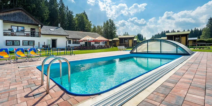 Chatka v kempu u Mariánek pro dva i rodinu: snídaně, bazén i sportovní vyžití