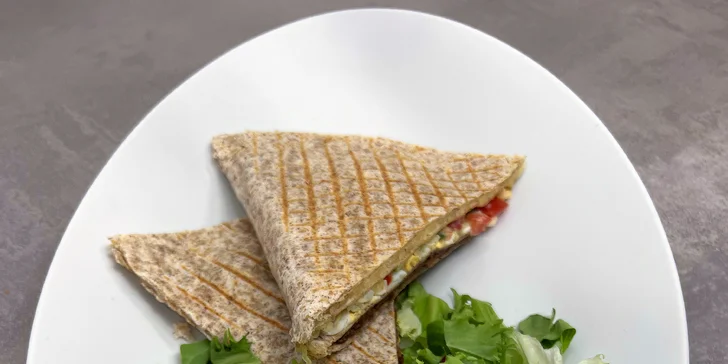Vršovické bistro: salát či tortilla (masová i vege varianta) a nápoj dle výběru pro jednoho či dva