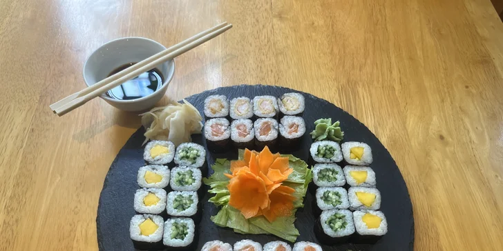 Sushi sety s rybou i vege: 18–66 kousků maki, nigiri, california i miso polévka