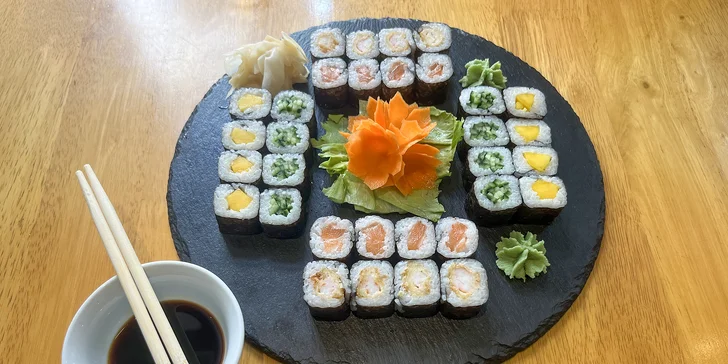 Sushi sety s rybou i vege: 18–66 kousků maki, nigiri, california i miso polévka
