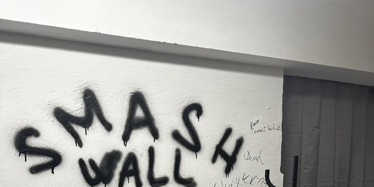Upusťte páru a rozmlaťte si mikrovlnku: vstupy do pražského Smash Roomu až pro 5 osob