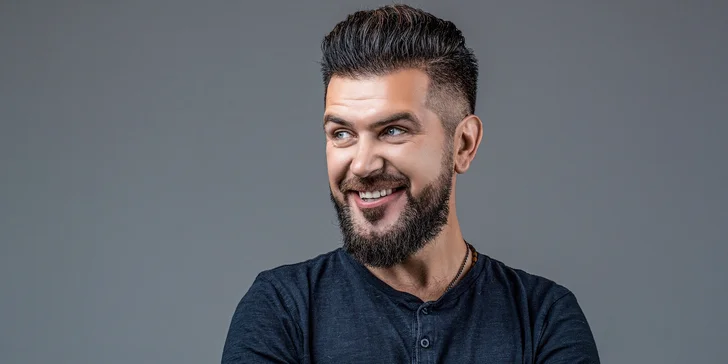 Klasický pánský střih, zarovnání kontur, styling i možnost úpravy vousů