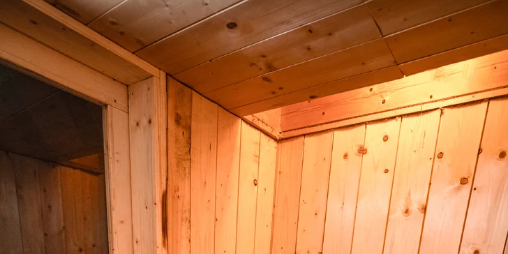 Romantický úkryt: obytná sauna Rošťák schovaná v lese u potoka