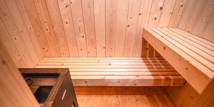 Romantický úkryt: obytná sauna Rošťák schovaná v lese u potoka