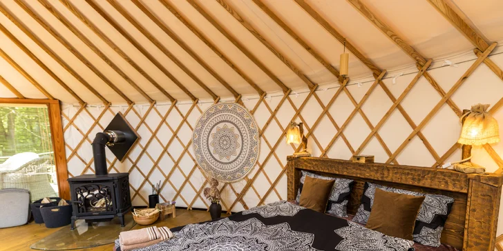 Relax v podhůří Beskyd: pobyt v moderní jurtě s privátní saunou a snídaní až pro 4 osoby