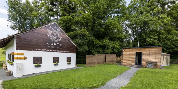 Relax v podhůří Beskyd: pobyt v moderní jurtě s privátní saunou a snídaní až pro 4 osoby