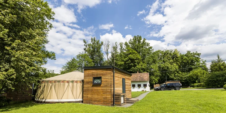 Relax v podhůří Beskyd: pobyt v moderní jurtě s privátní saunou a snídaní až pro 4 osoby