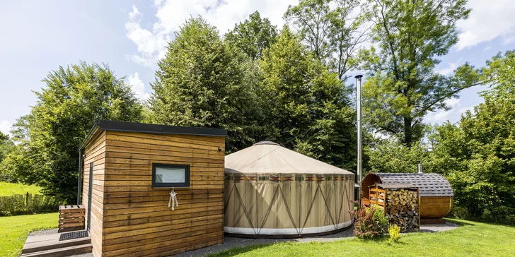 Relax v podhůří Beskyd: pobyt v moderní jurtě s privátní saunou a snídaní až pro 4 osoby