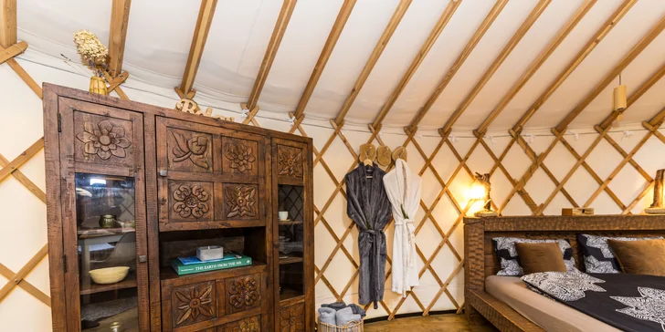 Relax v podhůří Beskyd: pobyt v moderní jurtě s privátní saunou a snídaní až pro 4 osoby