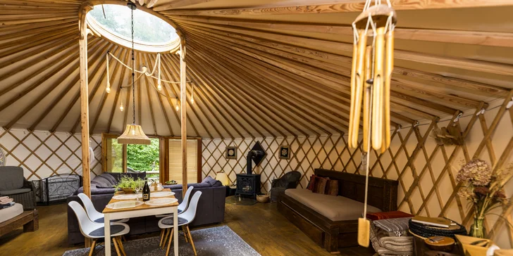 Relax v podhůří Beskyd: pobyt v moderní jurtě s privátní saunou a snídaní až pro 4 osoby