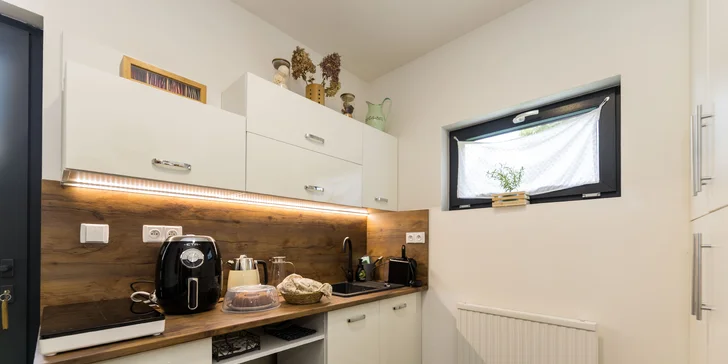 Relax v podhůří Beskyd: pobyt v moderní jurtě s privátní saunou a snídaní až pro 4 osoby