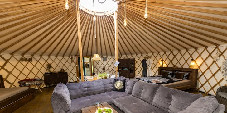 Relax v podhůří Beskyd: pobyt v moderní jurtě s privátní saunou a snídaní až pro 4 osoby