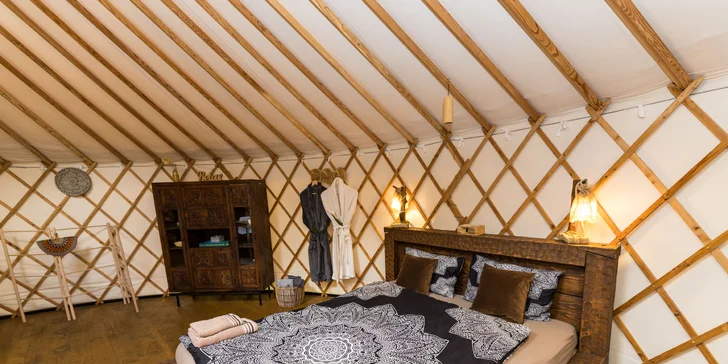 Relax v podhůří Beskyd: pobyt v moderní jurtě s privátní saunou a snídaní až pro 4 osoby