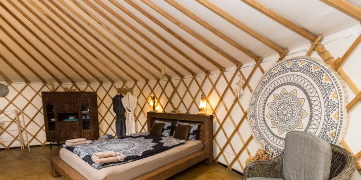 Relax v podhůří Beskyd: pobyt v moderní jurtě s privátní saunou a snídaní až pro 4 osoby