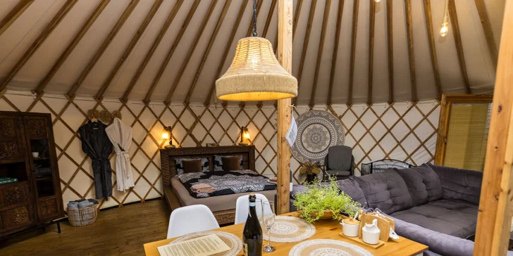 Relax v podhůří Beskyd: pobyt v moderní jurtě s privátní saunou a snídaní až pro 4 osoby