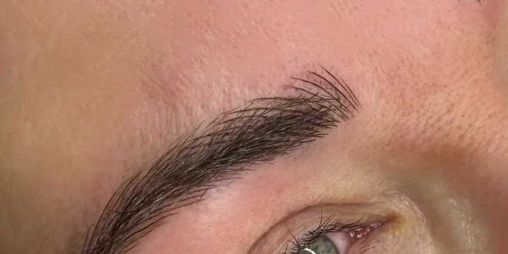 Dokonalý pohled a smyslný úsměv: permanentní make-up obočí nebo rtů