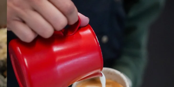 Dárek pro milovníky kávy: baristický kurz pro začátečníky, domácí příprava espressa i latte art