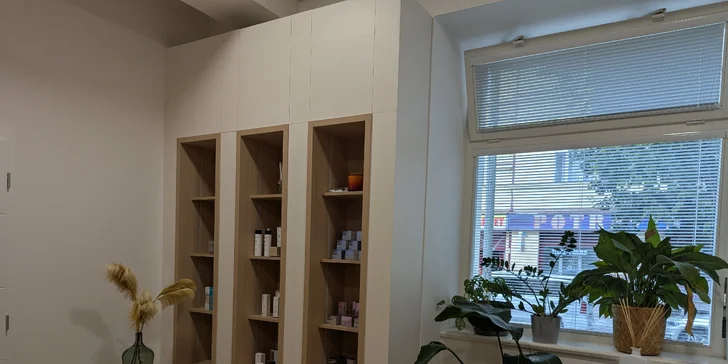 Kosmetické ošetření pleti: lymfatická masáž, úprava obočí, maska i peeling
