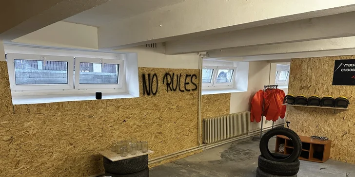 Upusťte páru a rozmlaťte si mikrovlnku: vstupy do pražského Smash Roomu až pro 5 osob