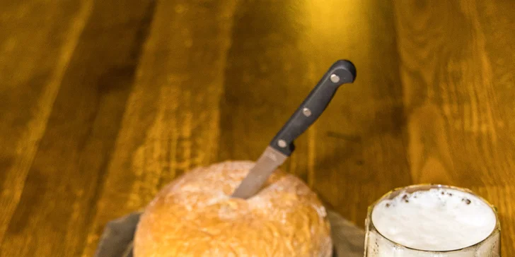 Hody v krčmě: pečená vepřová žebra, koleno či pekáč masa i s pivem
