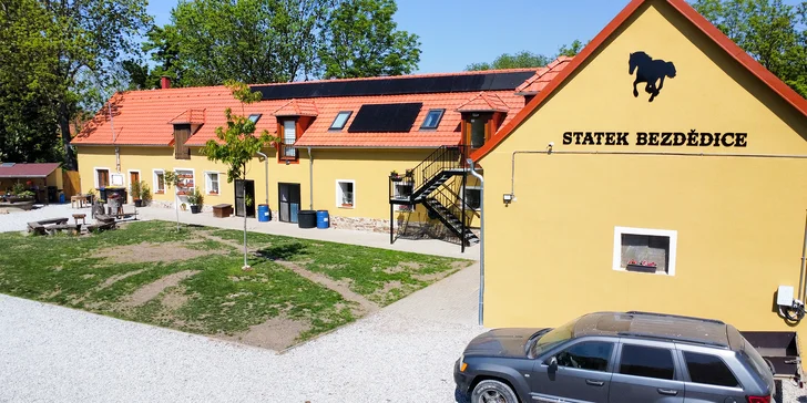 Pobyt na statku pod Brdy: vybavené apartmány až pro 5 osob i vyjížďka na koních