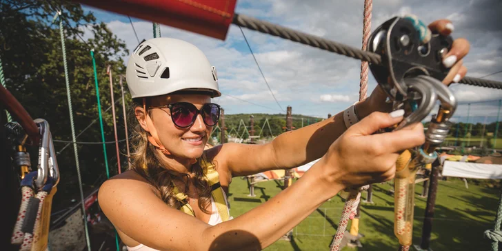 Adrenalinová zábava v Hluboké nad Vltavou: vstupy do lanového parku pro dospělé i děti