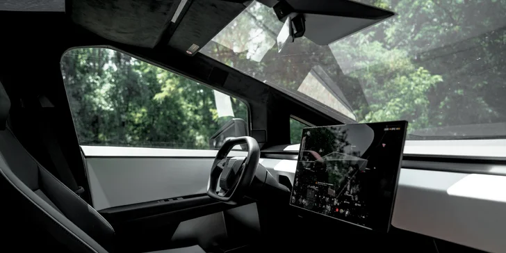 Unikátní Tesla Cybertruck: spolujízda nebo řízení vč. focení