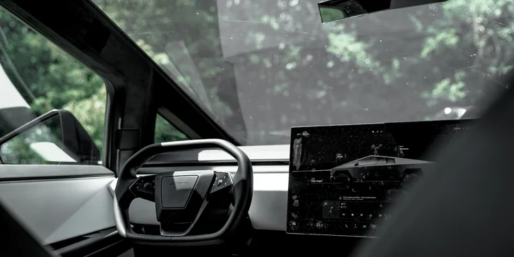 Unikátní Tesla Cybertruck: spolujízda nebo řízení vč. focení