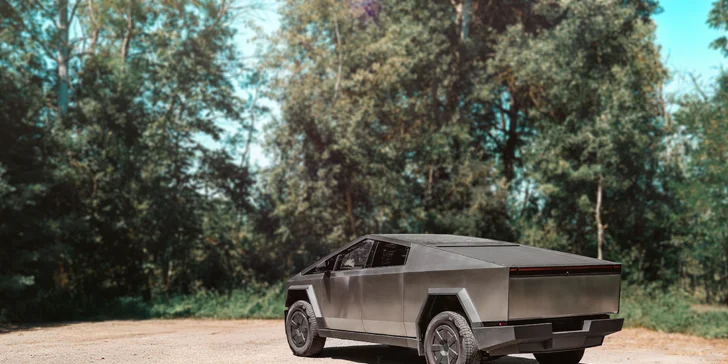 Unikátní Tesla Cybertruck: spolujízda nebo řízení vč. focení