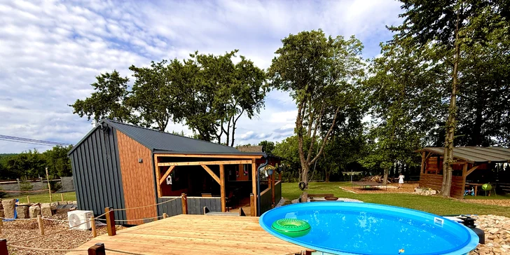 Luxusní glamping na východu Čech: sauna, venkovní vířivka i vyžití pro děti