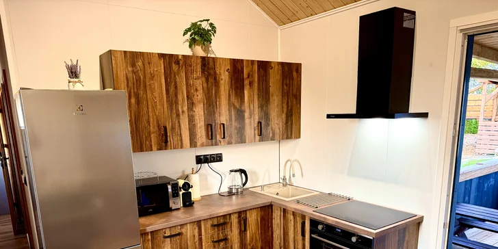 Luxusní glamping na východu Čech: sauna, venkovní vířivka i vyžití pro děti