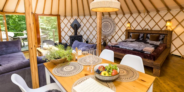 Relax v podhůří Beskyd: pobyt v moderní jurtě s privátní saunou a snídaní až pro 4 osoby