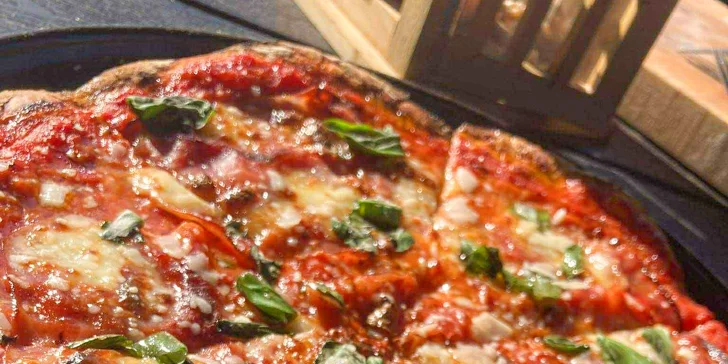 Ochutnejte pravou neapolskou Margheritu: pizza a nápoj dle výběru pro 1 nebo 2 osoby