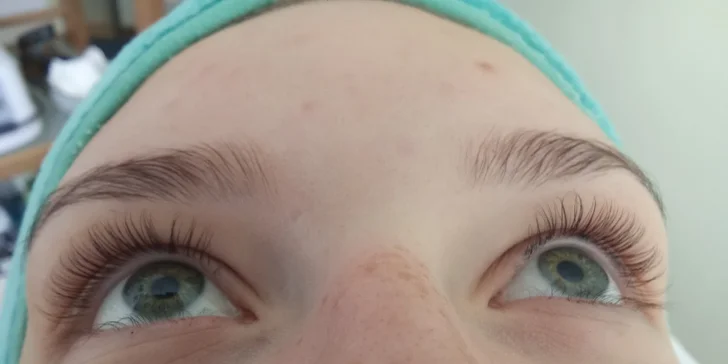 Laminace obočí, lash lifting nebo masáž obličeje a dekoltu