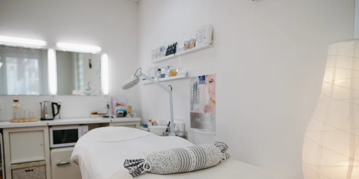Luxusní kosmetické ošetření pleti s kyselinou hyaluronovou