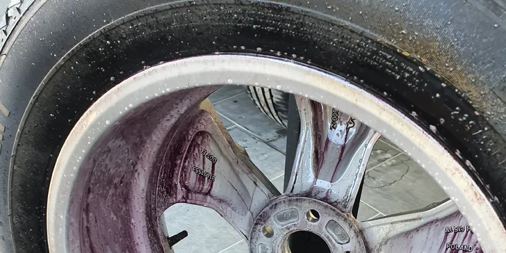Důkladné mytí interiéru či exteriéru auta i detailní čištění kol