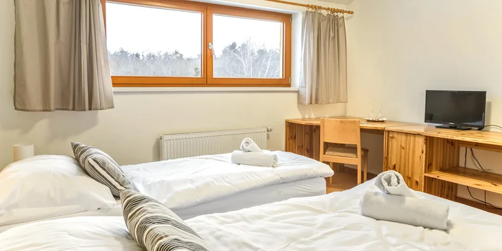 Bydlet budete ve dvoulůžkovém pokoji, který je možné rozšířit o jednu či dvě přistýlky, případně větším apartmánu. 