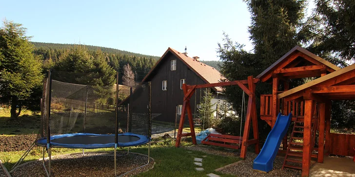 Pro děti je tu připraveno hřiště se skluzavkou, trampolínou i pískovištěm.