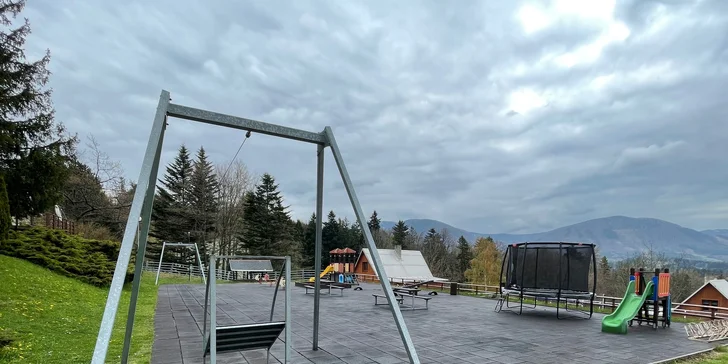 Dětské hřiště má bezpečný měkký povrch,