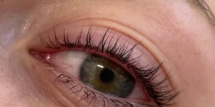 Celý proces je šetrný k přírodním řasám a efekt vydrží několik týdnů (foto po).
