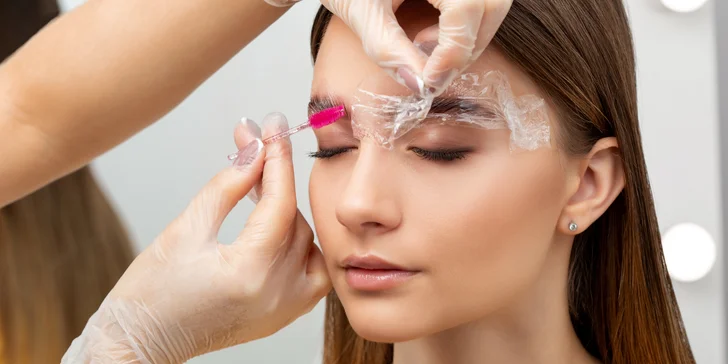 Uhrančivý pohled: laminace obočí nebo lash lifting včetně barvení