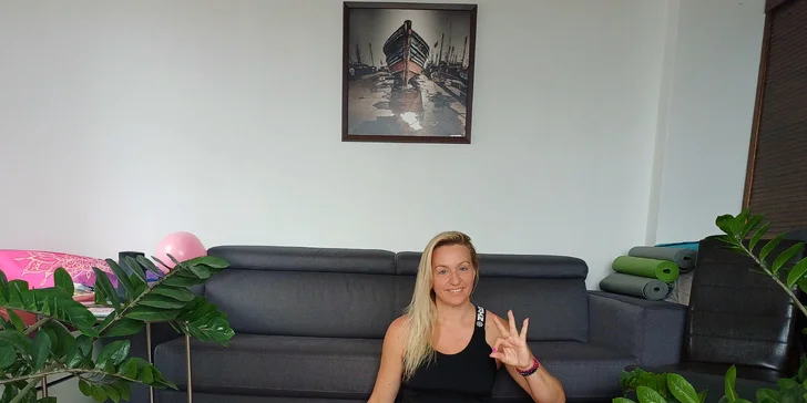 Odpočatou budoucí maminkou: cvičení pro zdravá záda, těhotenská jóga, výroba oleje a náramku