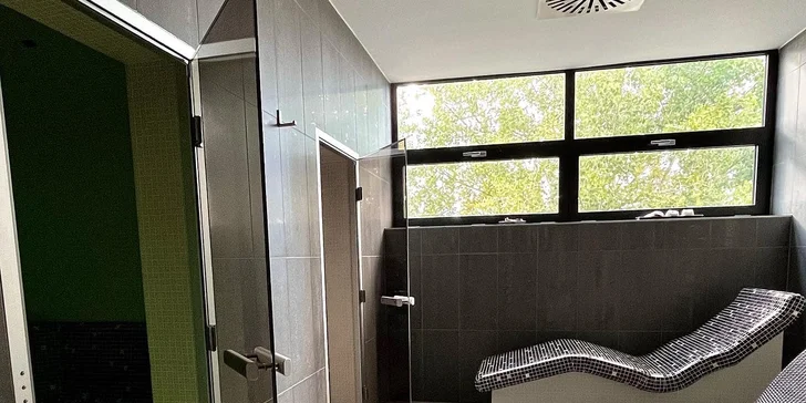 Pobyt u Slunečních jezer na Slovensku: hotel s vlastní pláží, krytým bazénem a polopenzí