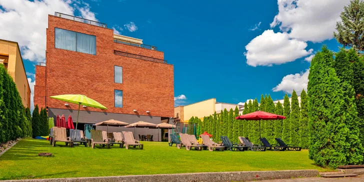Pobyt u Slunečních jezer na Slovensku: hotel s vlastní pláží, krytým bazénem a polopenzí