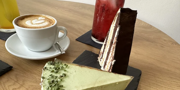Káva, dezert a domácí limonáda pro 1 nebo 2 osoby: tiramisu, větrník a další dobroty