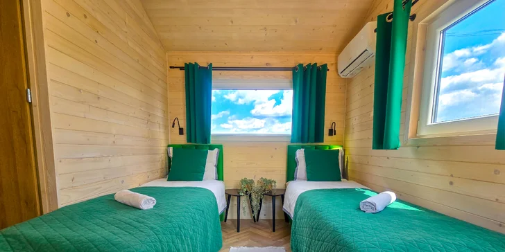Rodinný resort u zábavního parku Energylandia: domky či kupole s terasou i vířivkou, bazény a snídaně