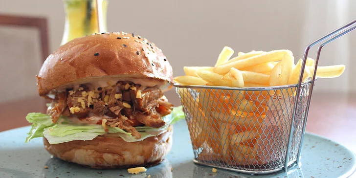 Burger podle výběru ze 2 druhů, hranolky a limonáda pro 1 nebo 2 osoby