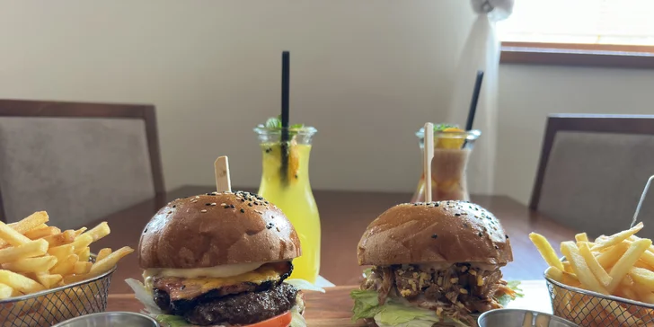Burger podle výběru ze 2 druhů, hranolky a limonáda pro 1 nebo 2 osoby