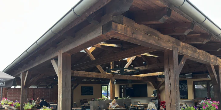 Burger podle výběru ze 2 druhů, hranolky a limonáda pro 1 nebo 2 osoby